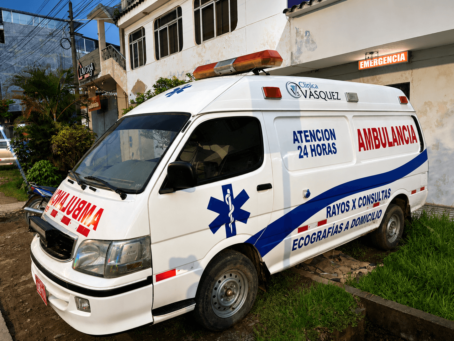 Ambulancia de Clínica Vásquez en Tingo María